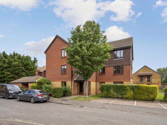 Flat for rent in London Borough of Merton, Collier's Wood