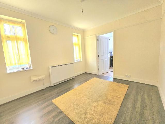 Flat for rent in Gidea Park, Greater London