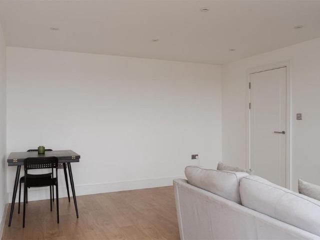 Apartment for rent in Red Hill, Surrey