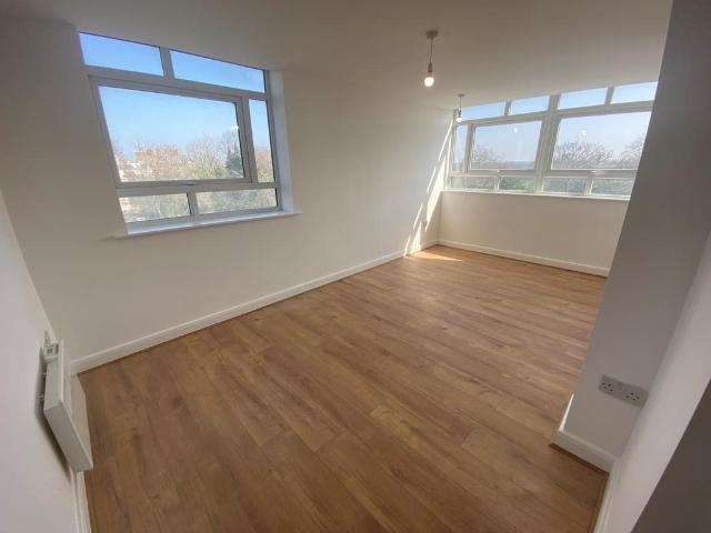 Flat for rent in Calderstones