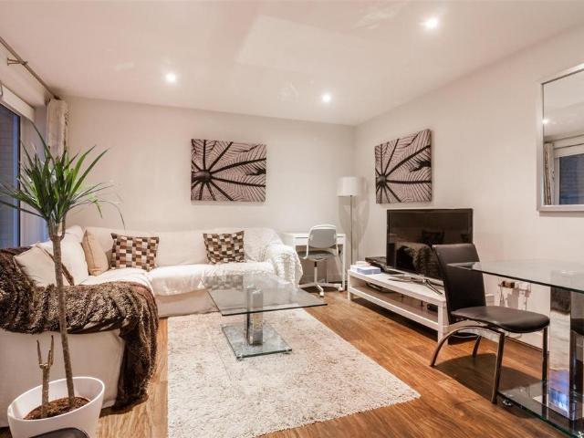 Flat for rent in London Borough of Ealing, Greater London