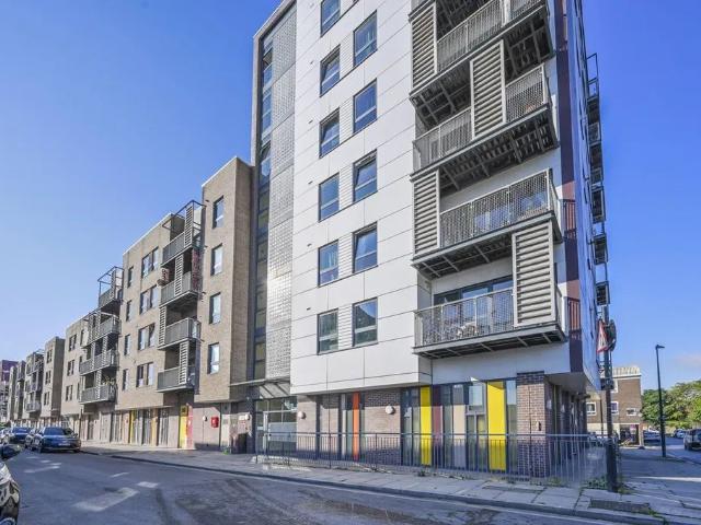 Apartment for rent in Poplar Grove, Greater London