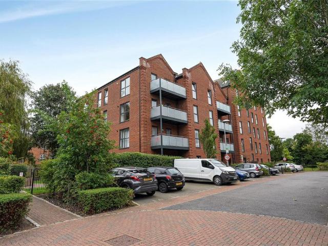 Flat for rent in Yiewsley, Greater London