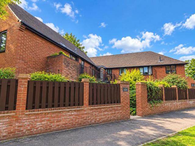 Flat for rent in Catteshall, Waverley