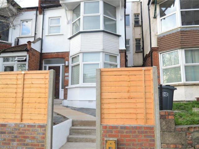 Flat for rent in London Borough of Croydon, Purley