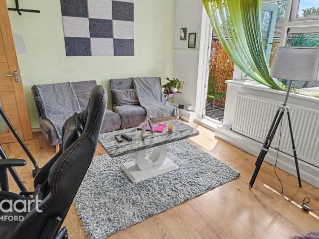 Apartment for rent in Rush Green, Greater London