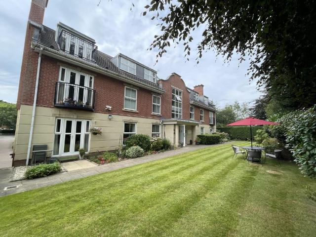 Flat for rent in Bramhall, Greater Manchester