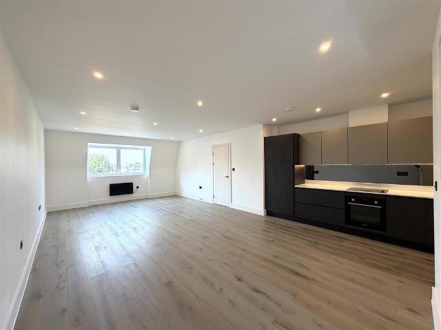 Flat for rent in Claygate, Elmbridge