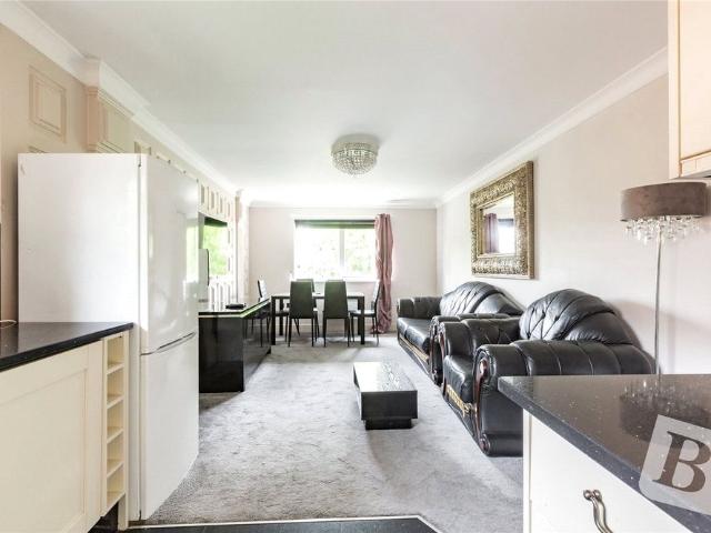 Apartment for rent in Emerson Park, Greater London