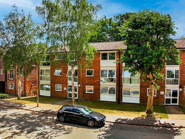 Flat for rent in Woodhall Farm, Pouchen End