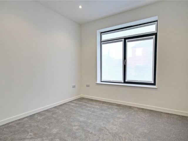 Apartment for rent in Row Town, Surrey