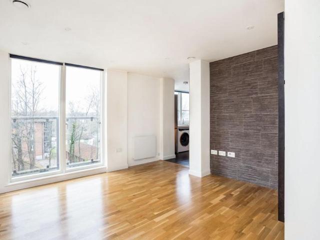 Apartment for rent in Perryfields, West Sussex
