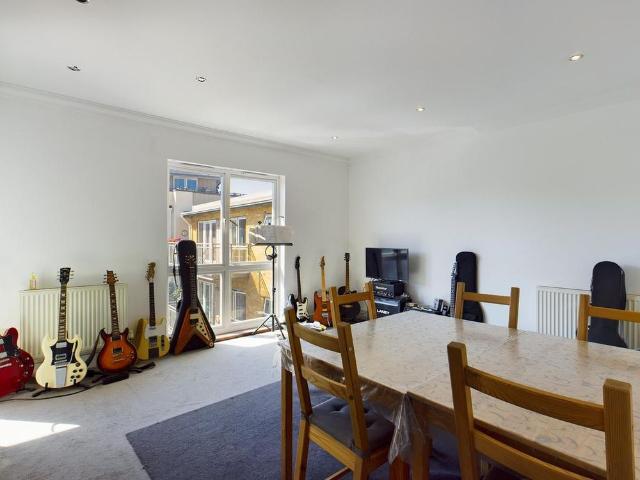 Apartment for rent in Row Town, Surrey