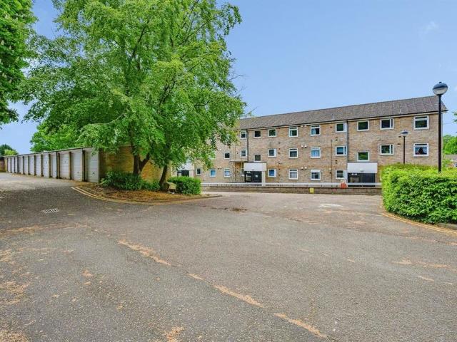 Apartment for rent in Hammerfield, Pouchen End