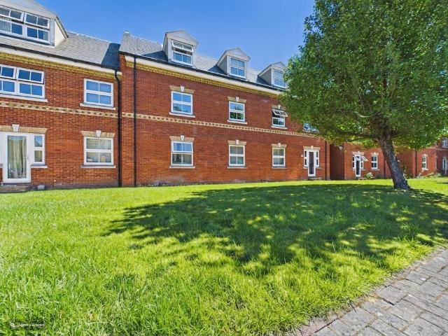 Flat for rent in Row Town, Surrey
