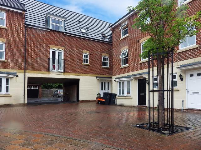 Flat for rent in Haydon End, Abbey Mead
