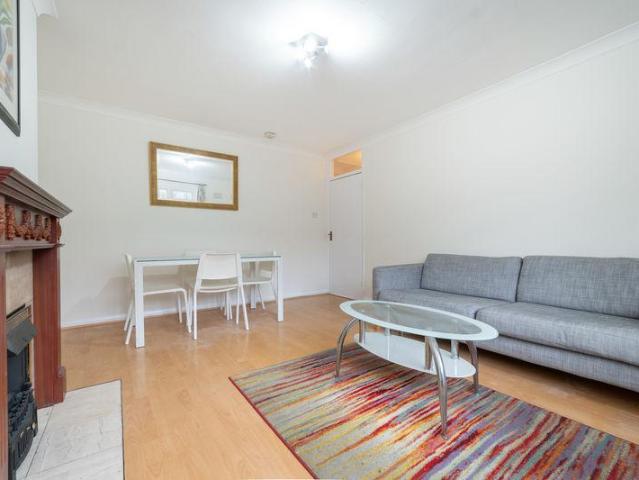 Flat for rent in Brondesbury, Greater London