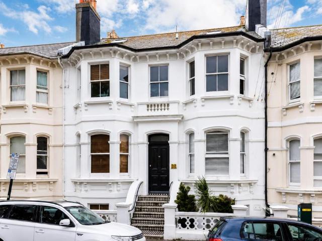 Flat for rent in Aldrington