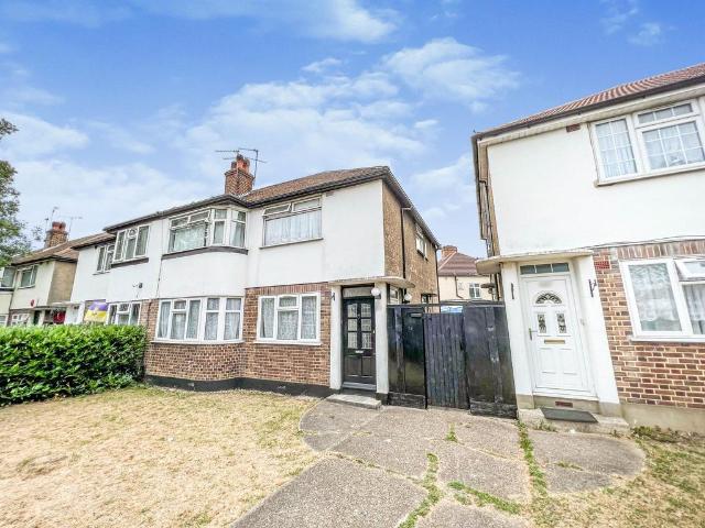 Flat for rent in Kenton, Greater London