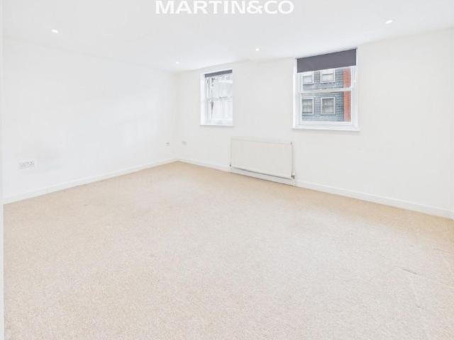 Apartment for rent in Row Town, Surrey