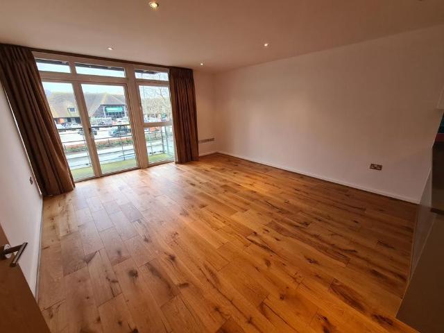 Apartment for rent in Farncombe, Waverley