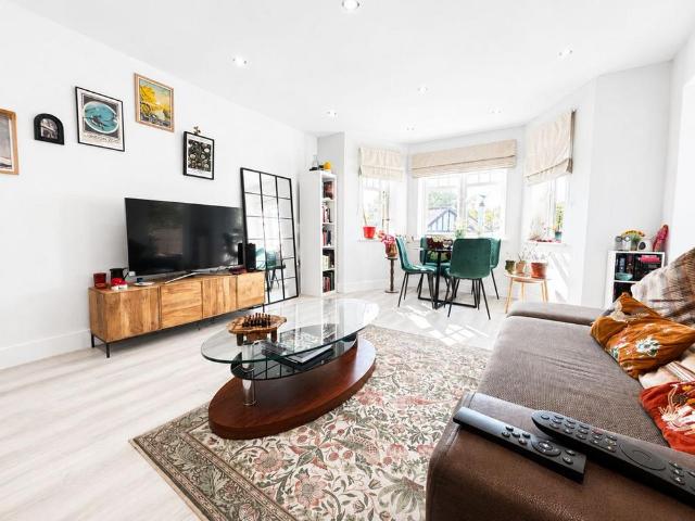 Apartment for rent in Shortlands, Greater London