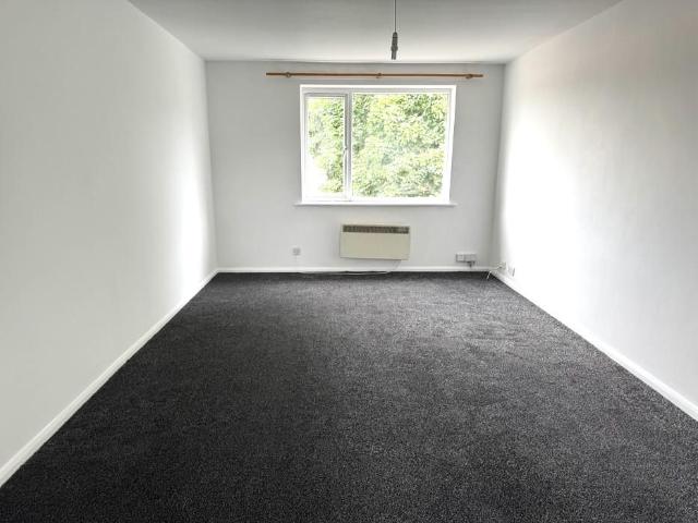 Apartment for rent in Row Town, Surrey