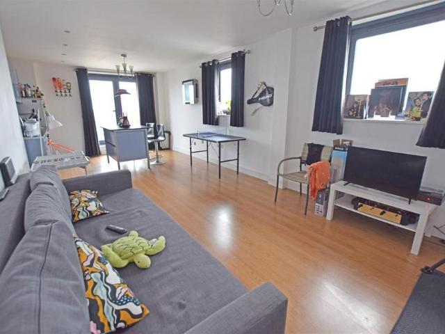 Apartment for rent in Cardiff Bay, Falcon Lodge