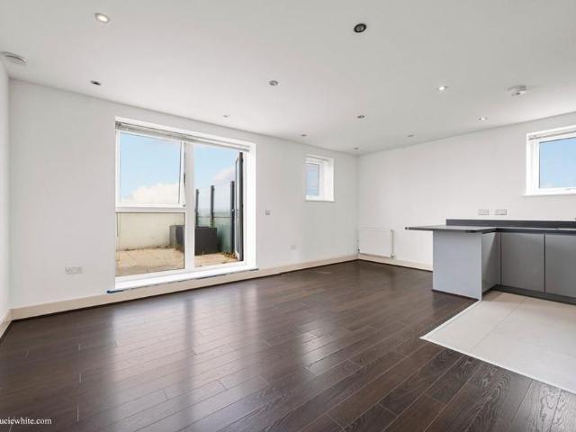 Apartment for rent in Cottenham Park, Greater London