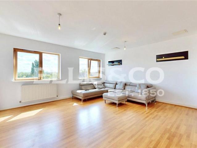 Flat for rent in London Borough of Ealing, Greenford