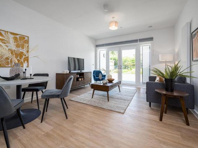 Apartment for rent in Ashley Park, Surrey
