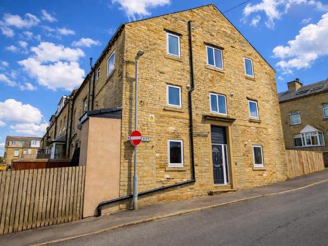 Flat for rent in Akroydon, Halifax