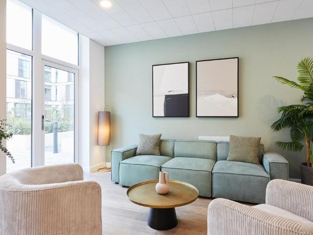 Apartment for rent in Ashley Park, Surrey