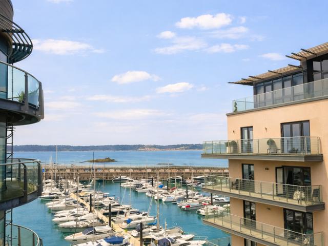Flat for rent in St Helier, Greater London