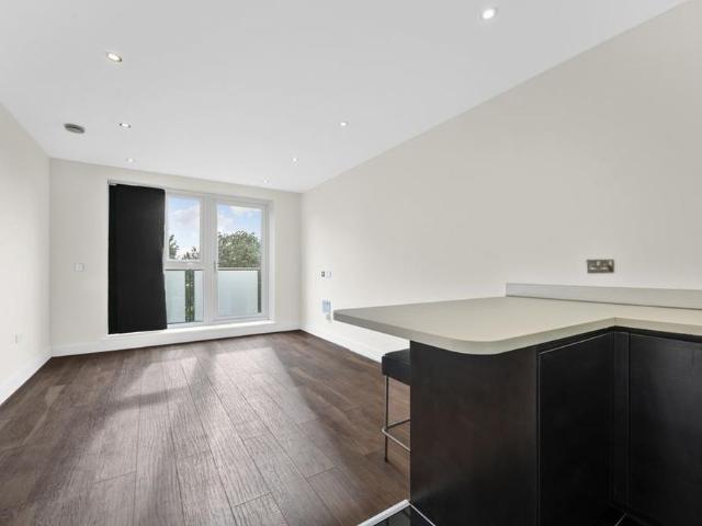 Apartment for rent in Cottenham Park, Greater London