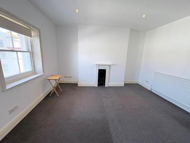 Apartment for rent in Roselands, Eastbourne