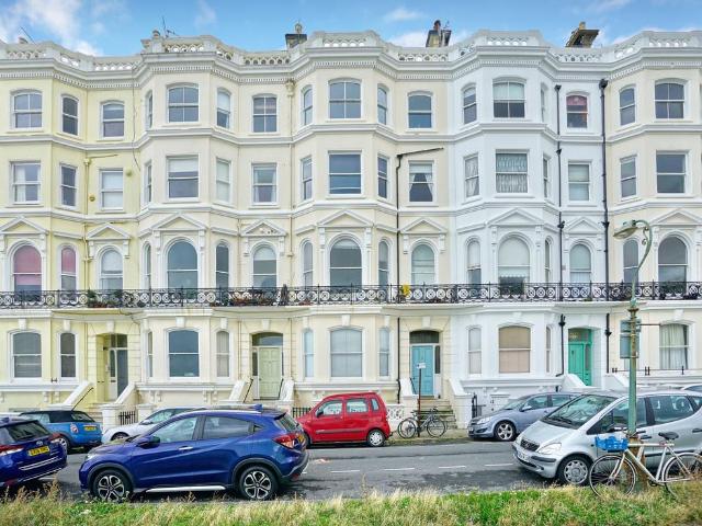 Flat for rent in Aldrington