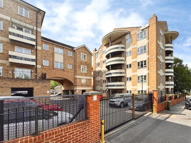 Flat for rent in Dee Park, Reading