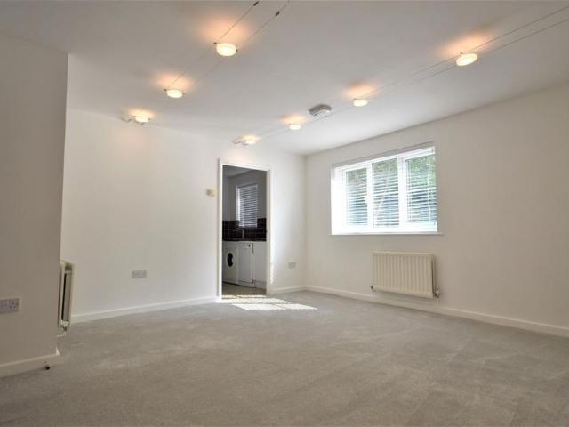 Apartment for rent in Hindhead, Waverley