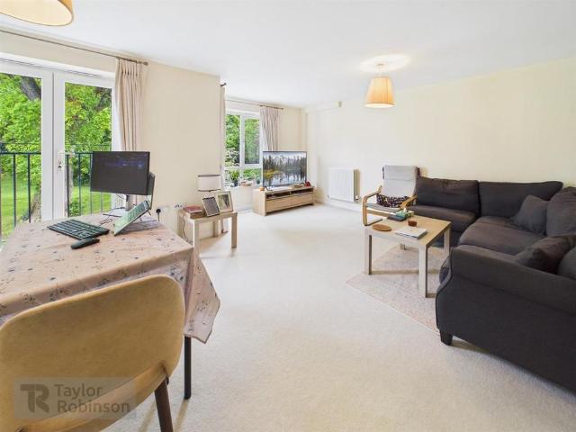 Apartment for rent in Pound Hill, Crawley