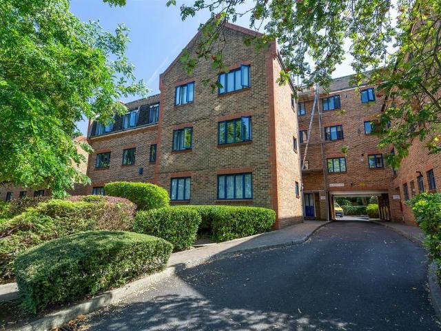 Flat for rent in Carshalton Beeches, Isle Of Man