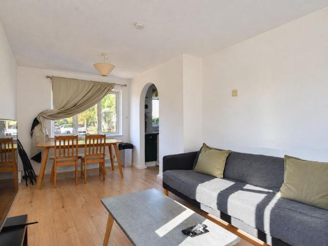Apartment for rent in Blackhills, Surrey