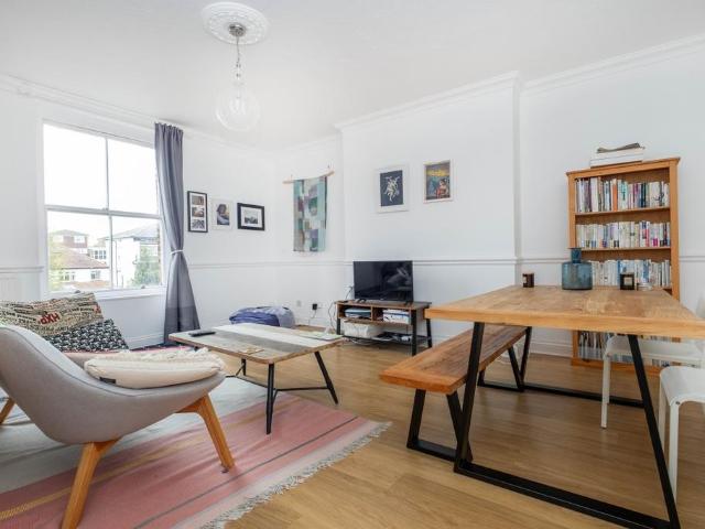 Flat for rent in Berrylands, Greater London