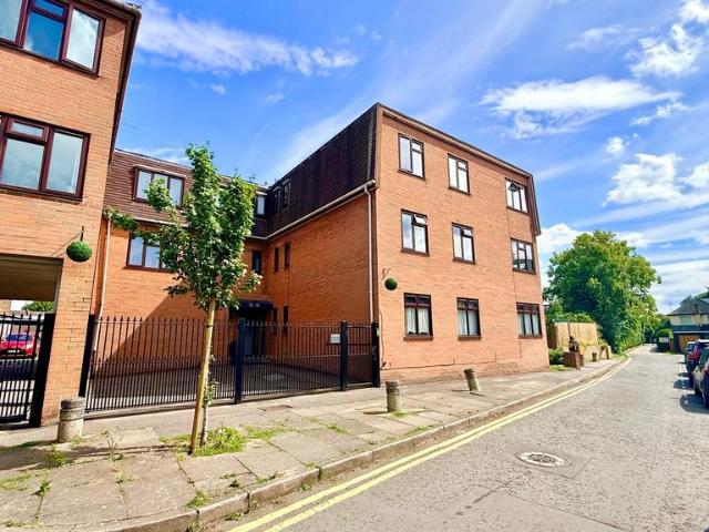 Flat for rent in Woodford Green, Greater London