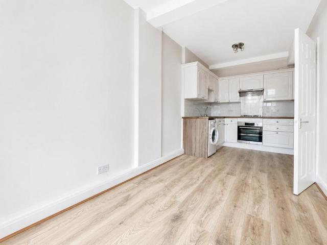 Apartment for rent in Worcester Park, Greater London