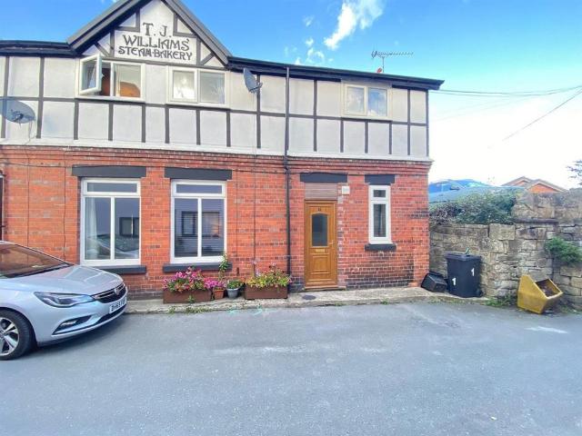 Flat for rent in Cefn Bychan, Cefn Mawr