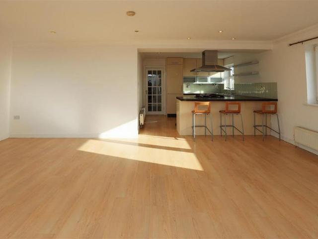 Apartment for rent in Ogmore-by-sea, Wales