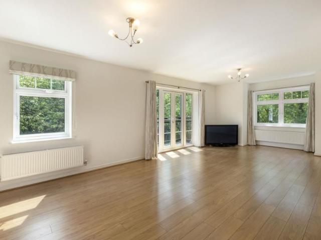 Apartment for rent in Row Town, Surrey