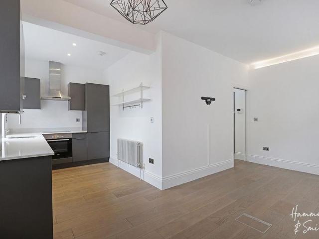 Apartment for rent in Ivy Chimneys, Epping