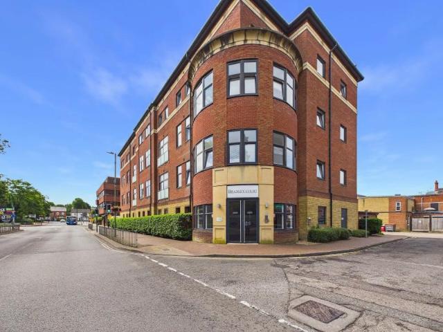 Flat for rent in Heol-las, Surrey
